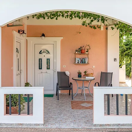 Elena Seafront Luxury Apartament